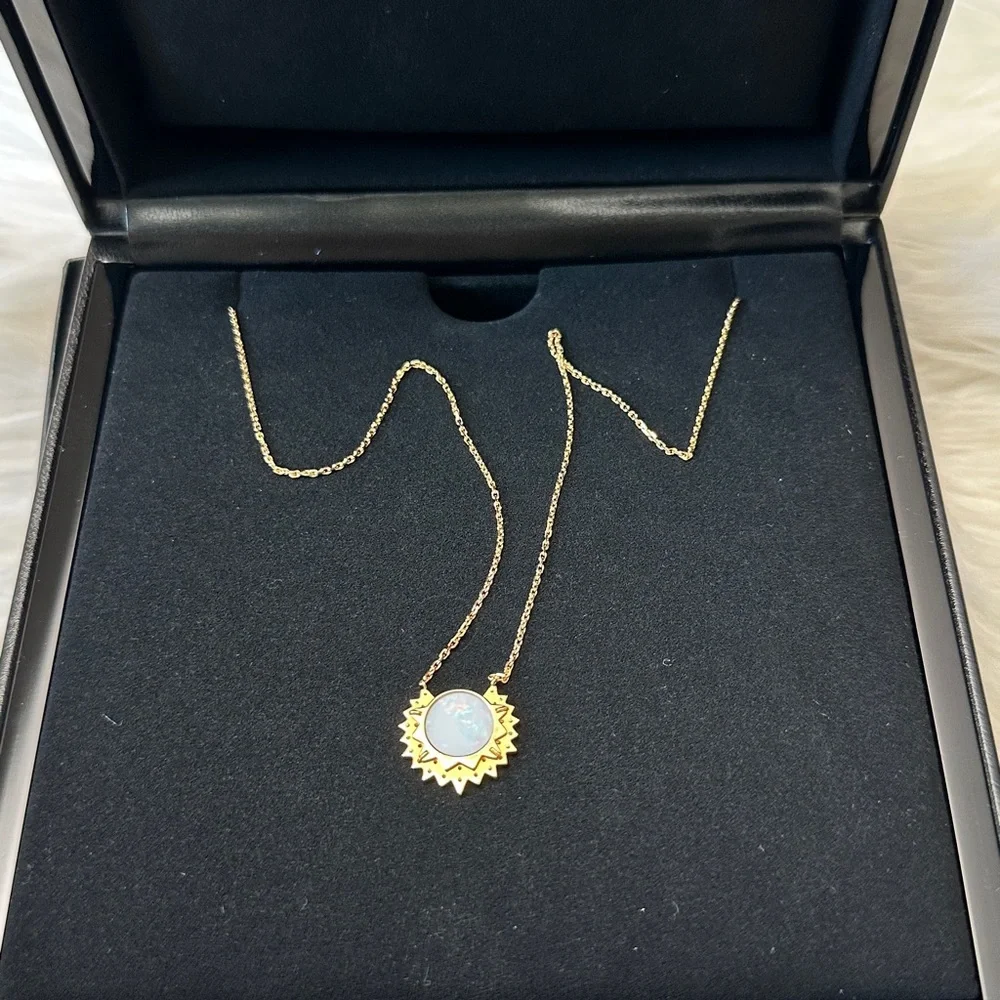 PIAGET
Sunlight 18k Rose Gold Mother of Pearl & Diamond Pendant Necklace - Picture 5 of 8